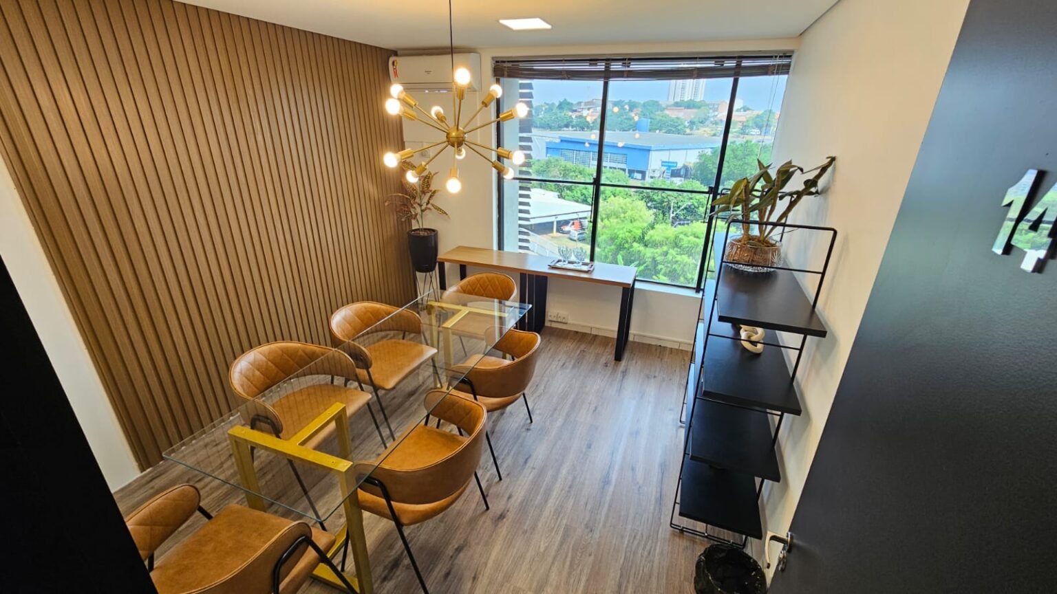 Sala 14 do coworking Trinova em Piracicaba, para até 6 pessoas, com janela e vista para a cidade